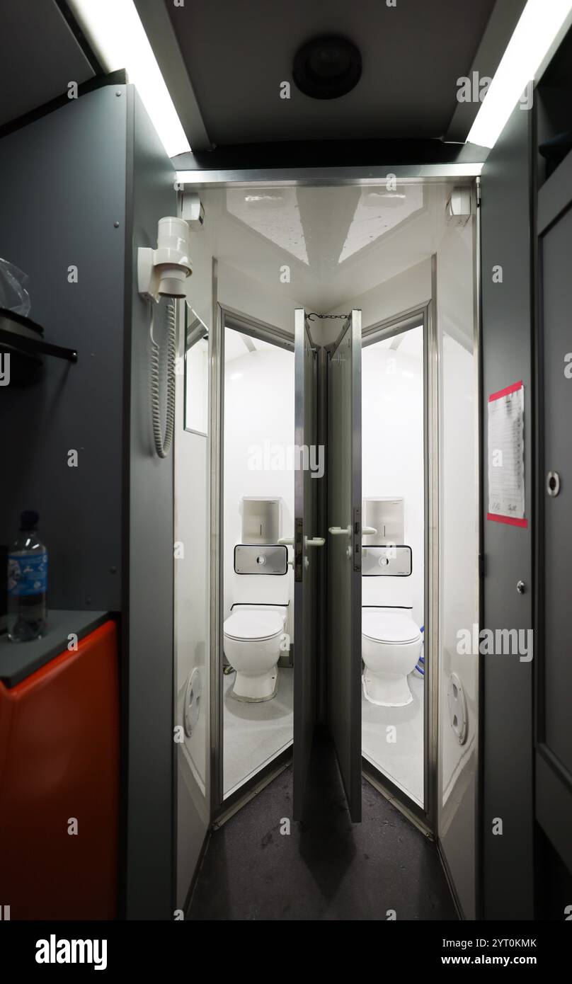 Hambourg, Allemagne. 05th Dec, 2024. Vue du bus de douche GoBanyo lors d’un événement médiatique pour la remise d’un deuxième bus de douche à l’organisme de bienfaisance GoBanyo devant le club-House du FC Pauli. Hamburger Hochbahn AG fait don d’un deuxième bus à l’organisation à but non lucratif GoBanyo, qui utilise son bus de douche pour aider les gens dans la rue. Crédit : Christian Charisius/dpa/Alamy Live News Banque D'Images