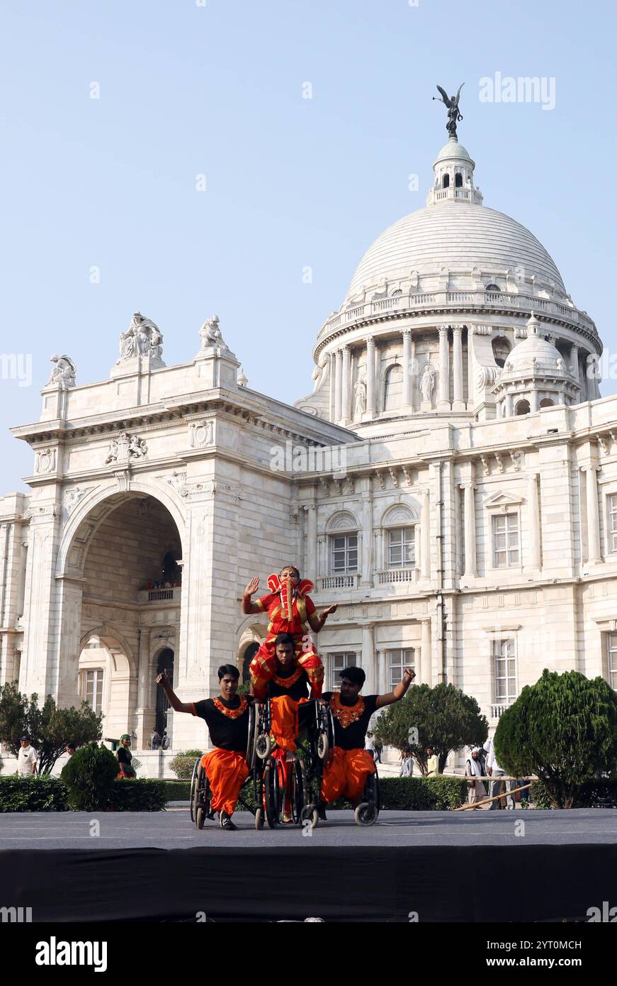 Spectacle Dance on Wheels à Kolkata, Inde des artistes handicapés en fauteuil roulant se produisent alors qu'ils participent à l'événement Dance on Wheels devant le monument historique Victoria Memorial qui a été construit sous la domination coloniale britannique, lors du ami Arts Festival à Kolkata, Inde, le 05 décembre 2024. L'événement fait partie du KCC Kolkata Centre for Creativity festival interdisciplinaire annuel des arts ami Arts Festival 2024. Kolkata India Copyright : xMatrixxImagesx/xRupakxDexChowdhurix Banque D'Images