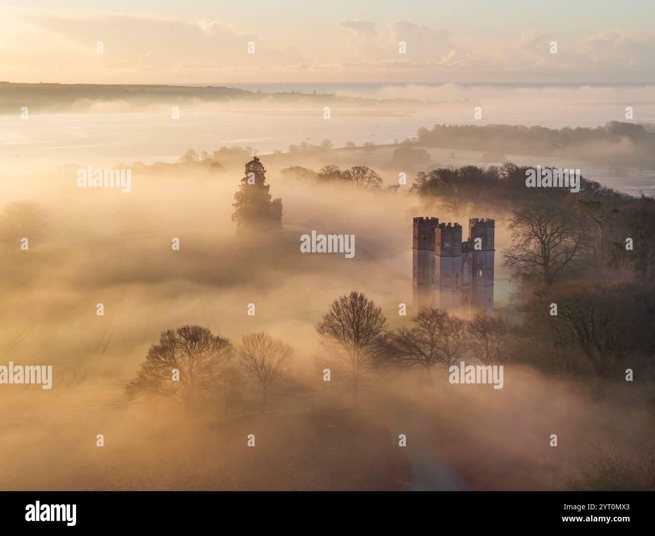 La brume tôt le matin enveloppe Powderham Belvedere un matin d'hiver, Powderham, Devon, Angleterre. Hiver (mars) 2024. Banque D'Images