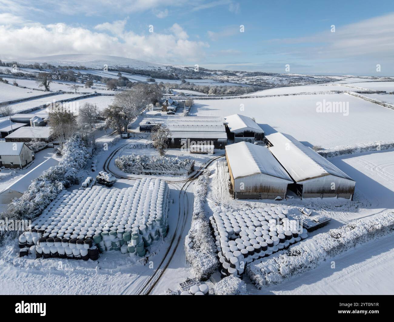 Bâtiments agricoles recouverts de neige dans le parc national de Dartmoor, Devon, Angleterre. Automne (novembre) 2024. Banque D'Images