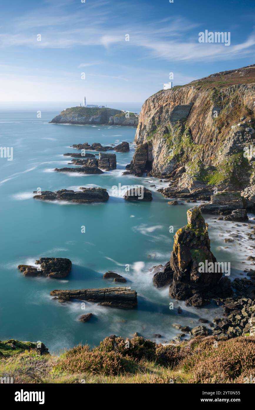 Phare de South Stack sur la côte spectaculaire d'Anglesey, pays de Galles, Royaume-Uni. Banque D'Images