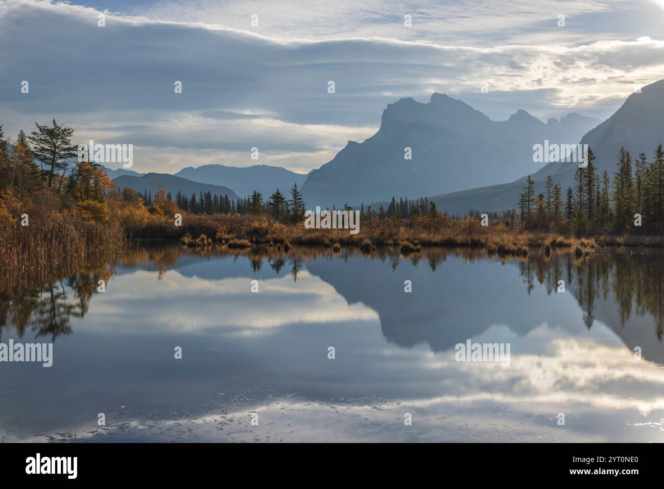 Le mont Rundle se reflète dans les lacs Vermillion dans le parc national Banff, Alberta, Canada. Automne (octobre) 2024. Banque D'Images