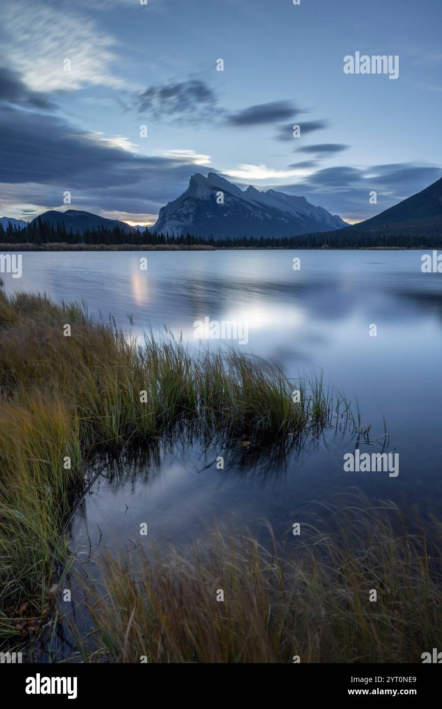 Mont Rundle à travers les lacs Vermillion dans les Rocheuses canadiennes, parc national Banff, Alberta, Canada. Automne (octobre) 2024. Banque D'Images