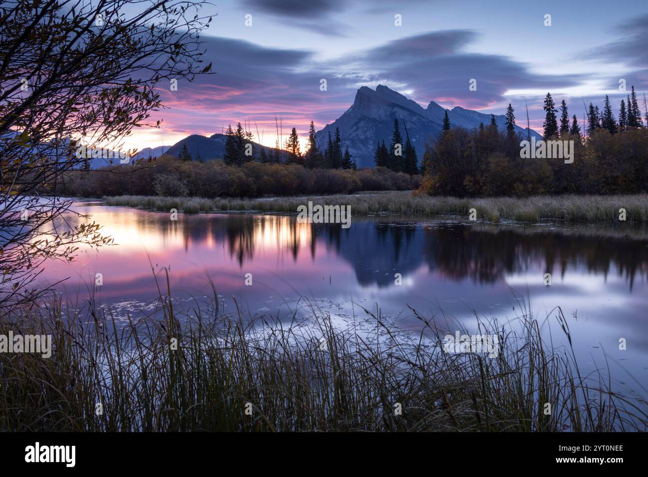 Ciel de l'aube au-dessus du mont Rundle dans les Rocheuses canadiennes. Lacs Vermillion, Parc national Banff, Alberta, Canada. Automne (octobre) 2024. Banque D'Images