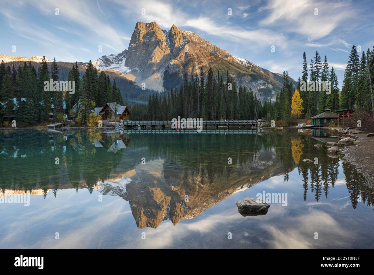 Emerald Lake Lodge et Mount Burgess dans le parc national Yoho, Colombie-Britannique, Canada. Automne (octobre) 2024. Banque D'Images