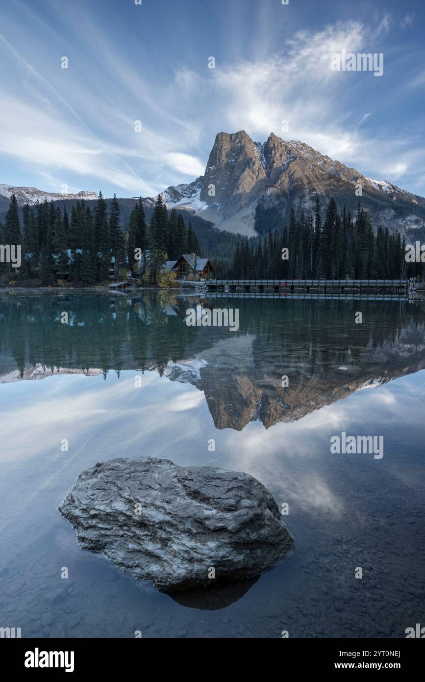 Le mont Burgess se reflète dans le lac Emerald, parc national Yoho, Colombie-Britannique, Canada. Automne (octobre) 2024. Banque D'Images