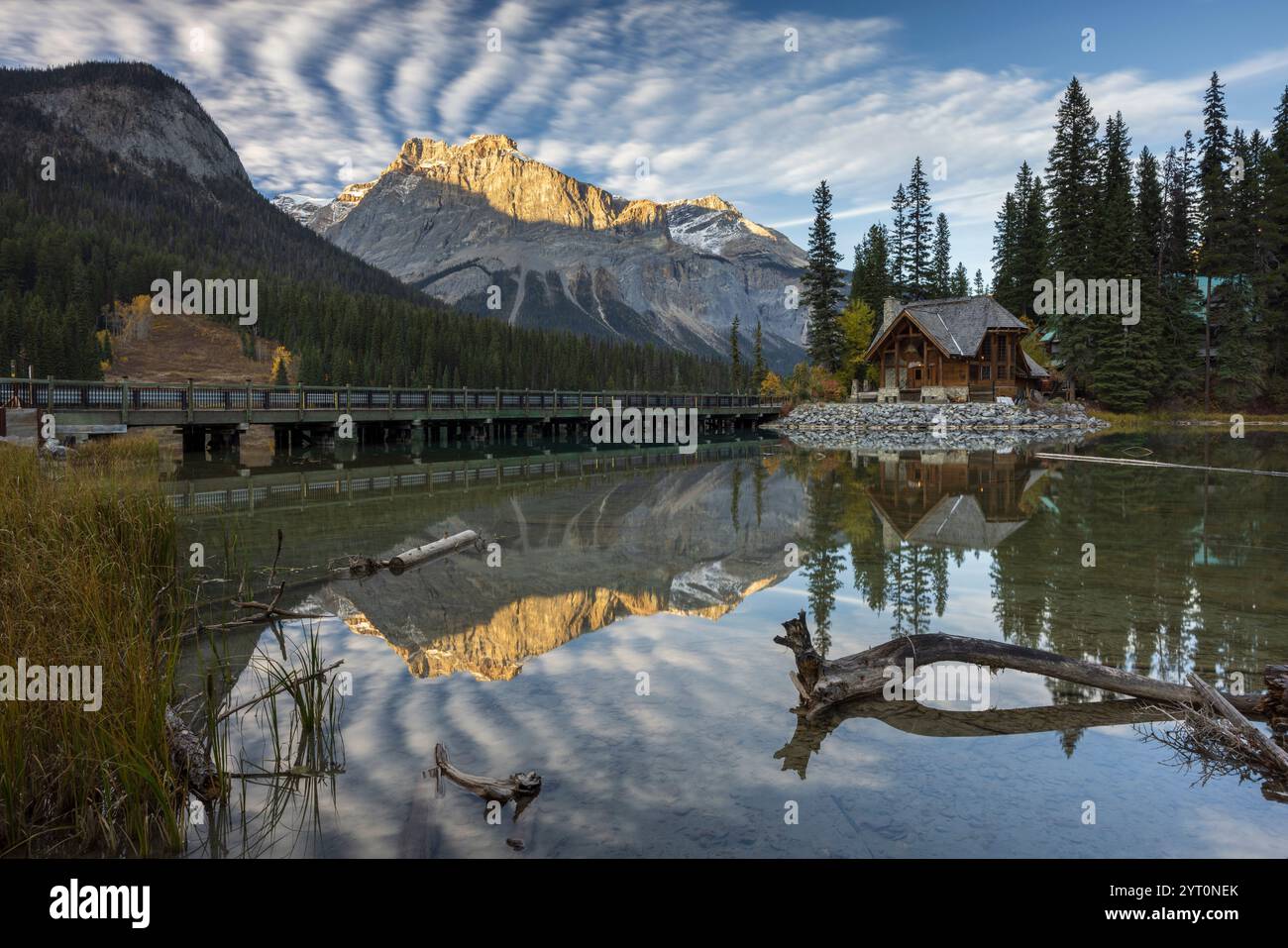 Emerald Lake Lodge dans les Rocheuses canadiennes, parc national Yoho, Colombie-Britannique, Canada. Automne (octobre) 2024. Banque D'Images
