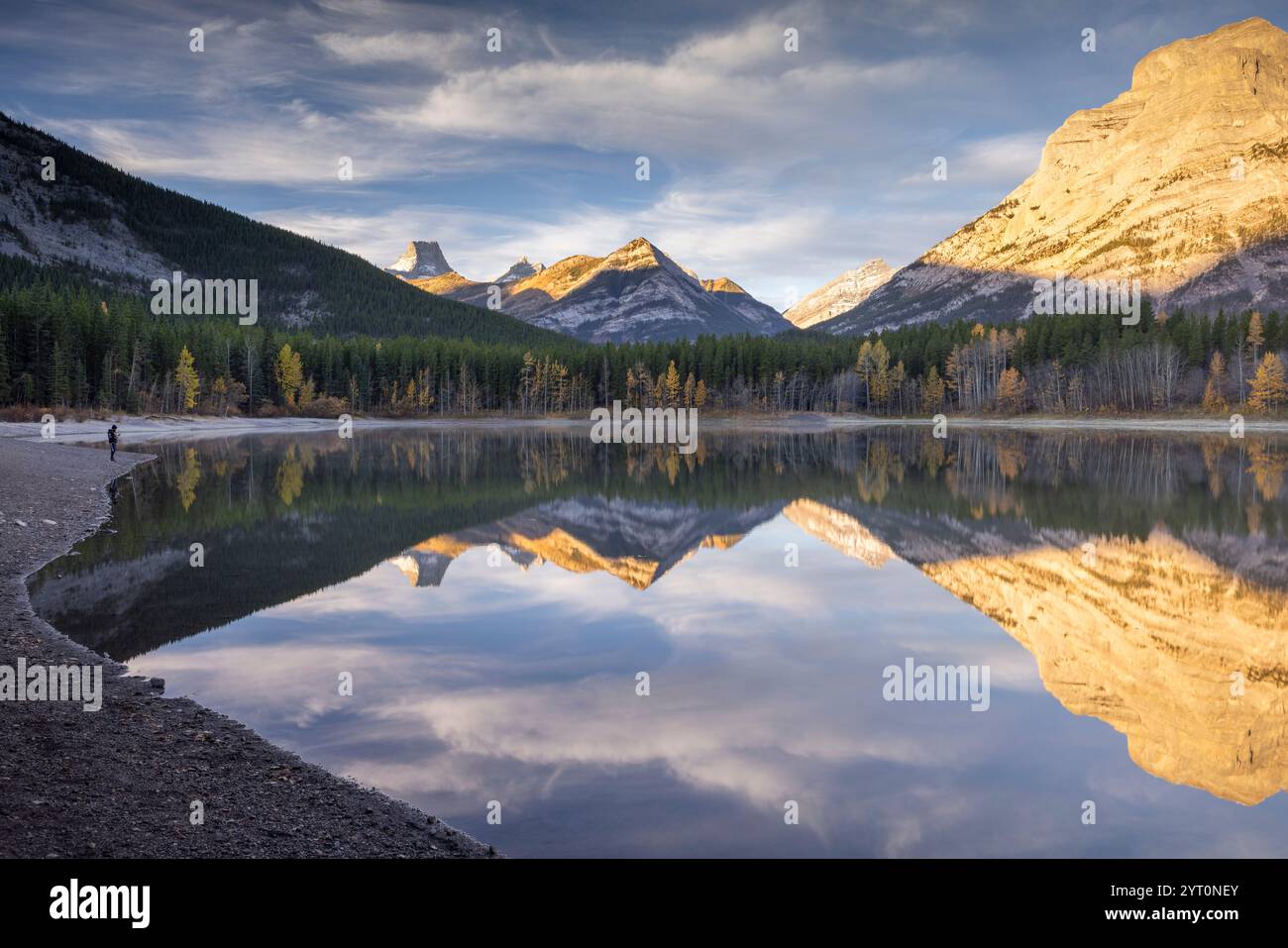 Wedge Pond Reflections dans le pays de Kananaskis, Alberta, Canada. Automne (octobre) 2024. Banque D'Images