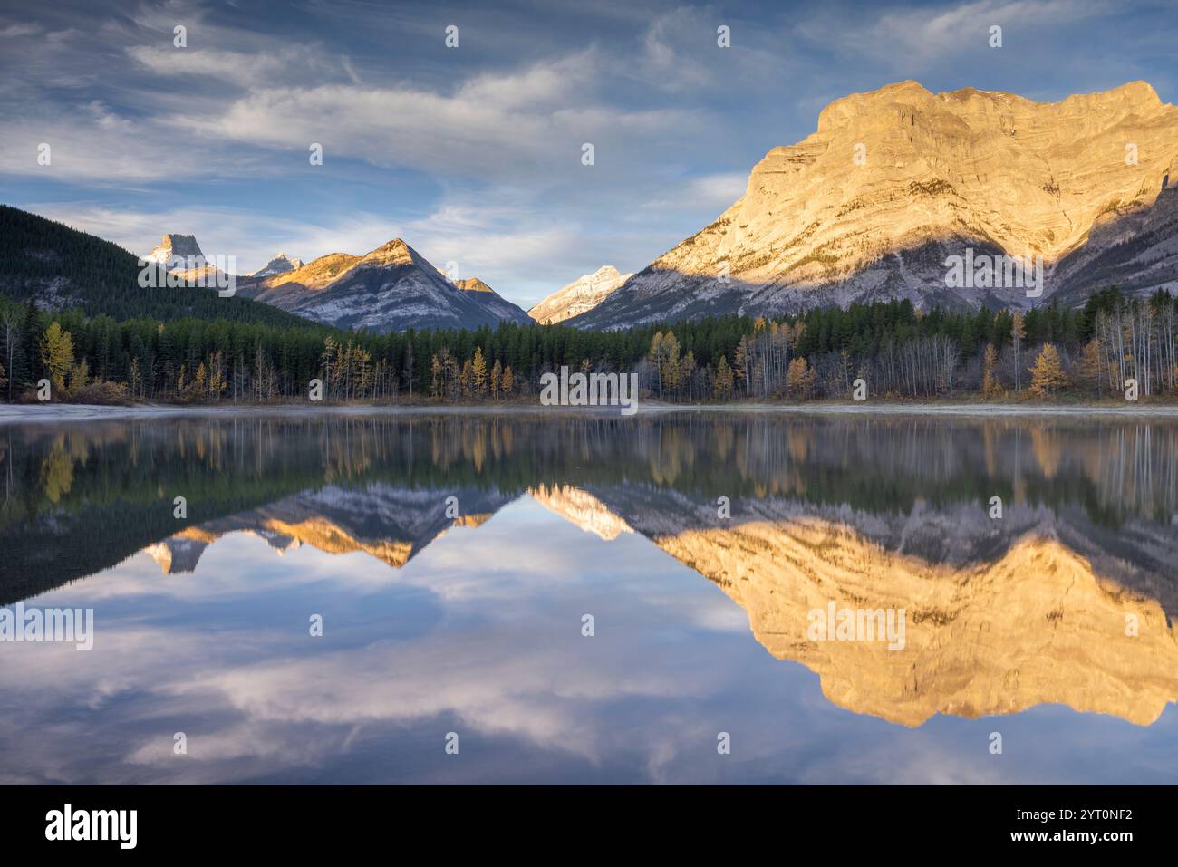 Mont Kidd reflété dans l'étang Wedge au lever du soleil dans les Rocheuses canadiennes, Kananaskis, Alberta, Canada. Automne (octobre) 2024. Banque D'Images