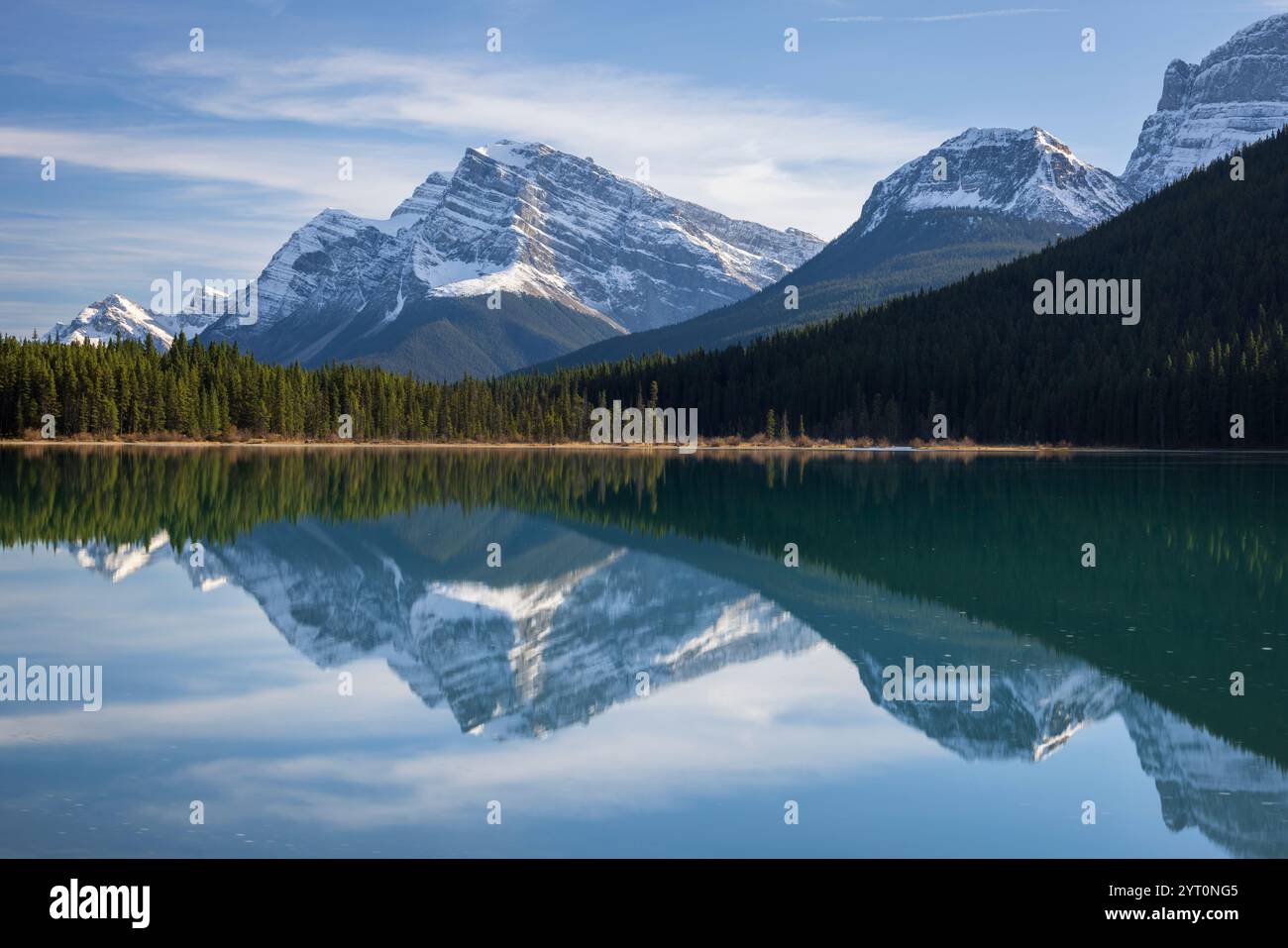 Le mont Patterson se reflète dans les lacs de sauvagine dans les Rocheuses canadiennes, Icefields Parkway, Alberta, Canada. Automne (octobre) 2024. Banque D'Images