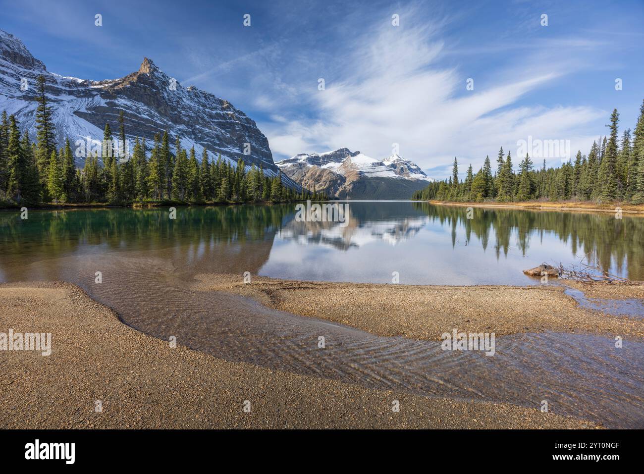 Reflet de la montagne Crowfoot dans les Rocheuses canadiennes, Icefields Parkway, Alberta, Canada. Automne (octobre) 2024. Banque D'Images
