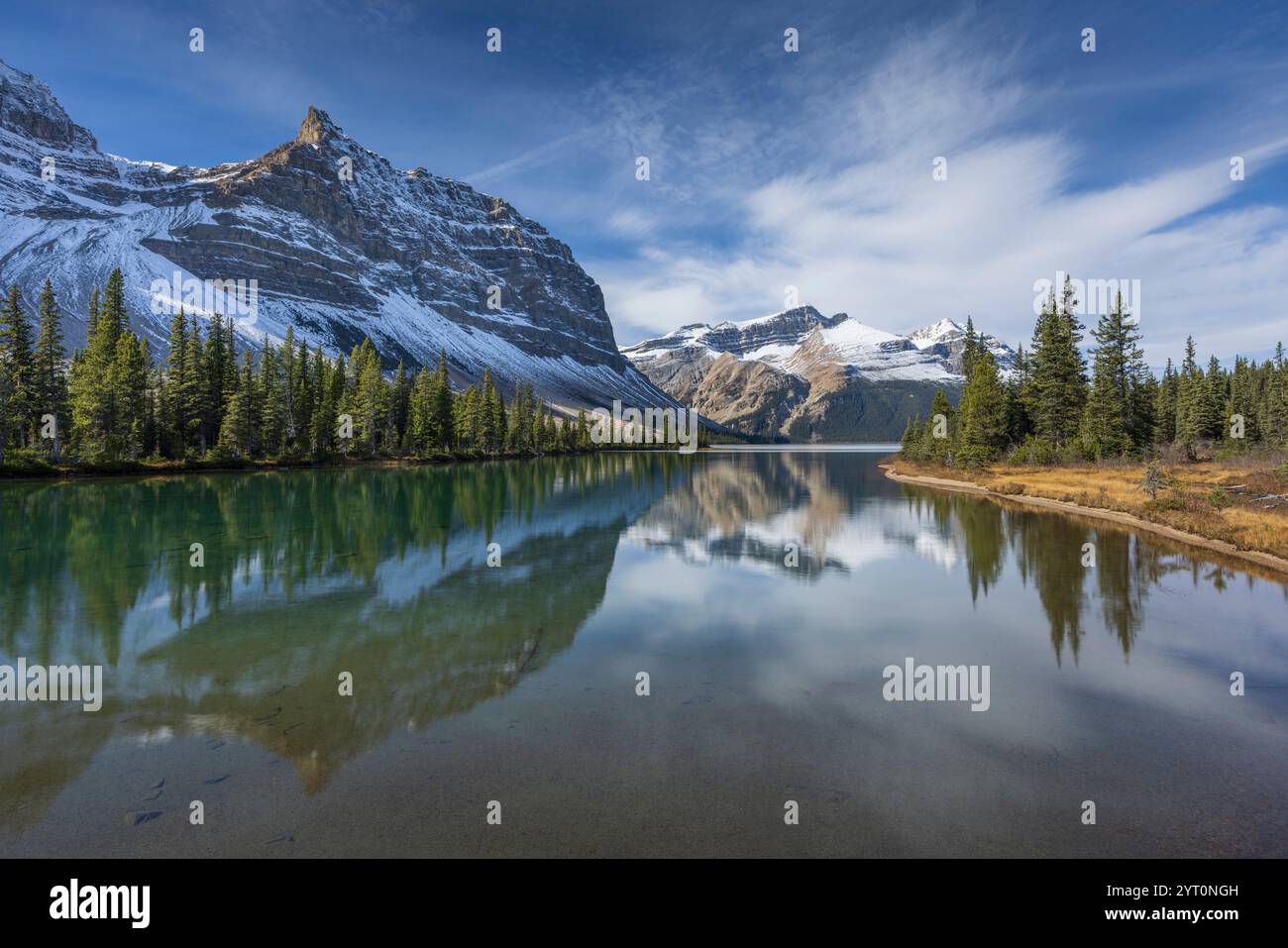 Reflet de la montagne Crowfoot dans les Rocheuses canadiennes, Icefields Parkway, Alberta, Canada. Automne (octobre) 2024. Banque D'Images