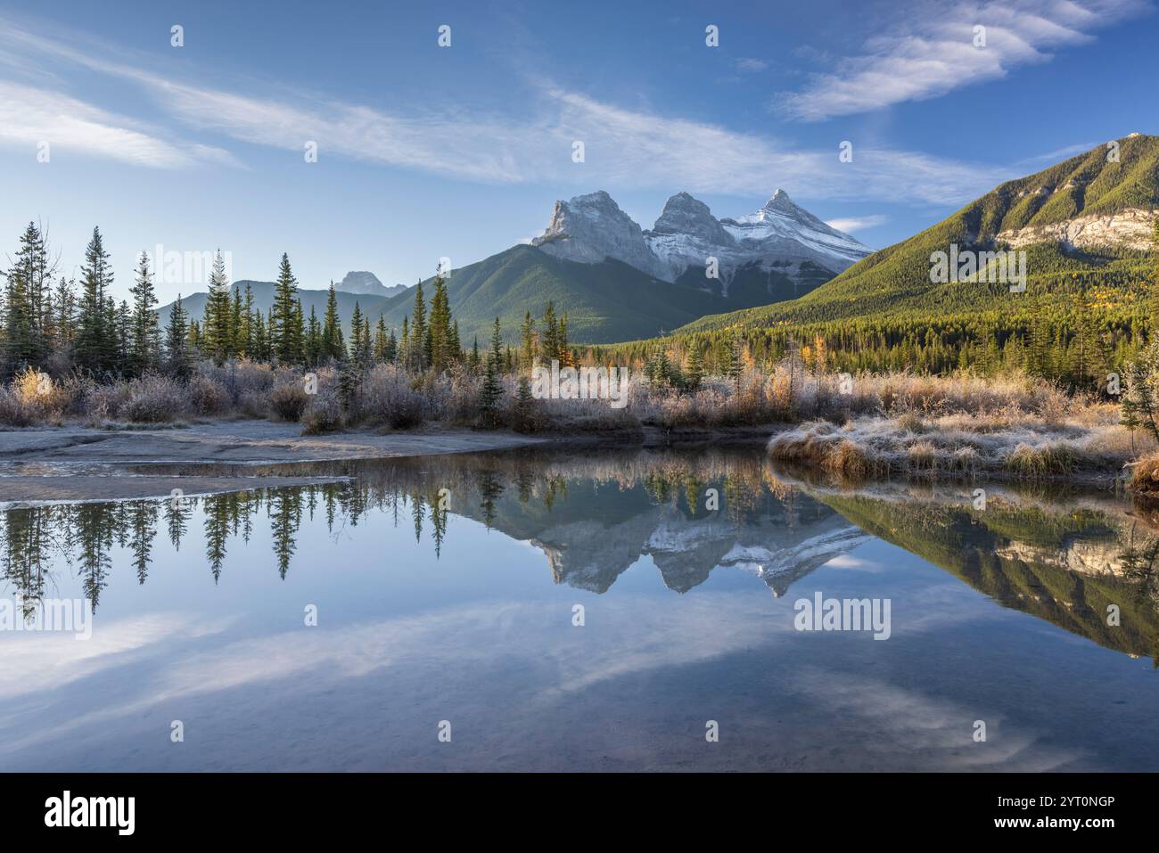 Les trois Sœurs se reflètent dans Policeman's Creek dans les Rocheuses canadiennes, Canmore, Alberta, Canada. Automne (octobre) 2024. Banque D'Images