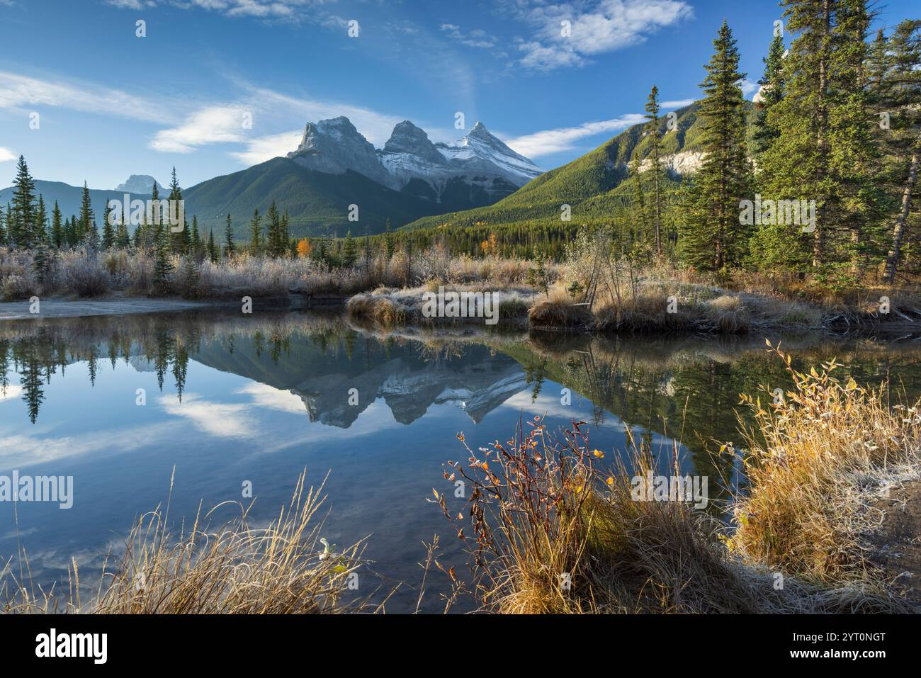 Réflexions des montagnes des trois Sœurs dans le ruisseau Policeman dans les Rocheuses canadiennes, Canmore, Alberta, Canada. Automne (octobre) 2024. Banque D'Images