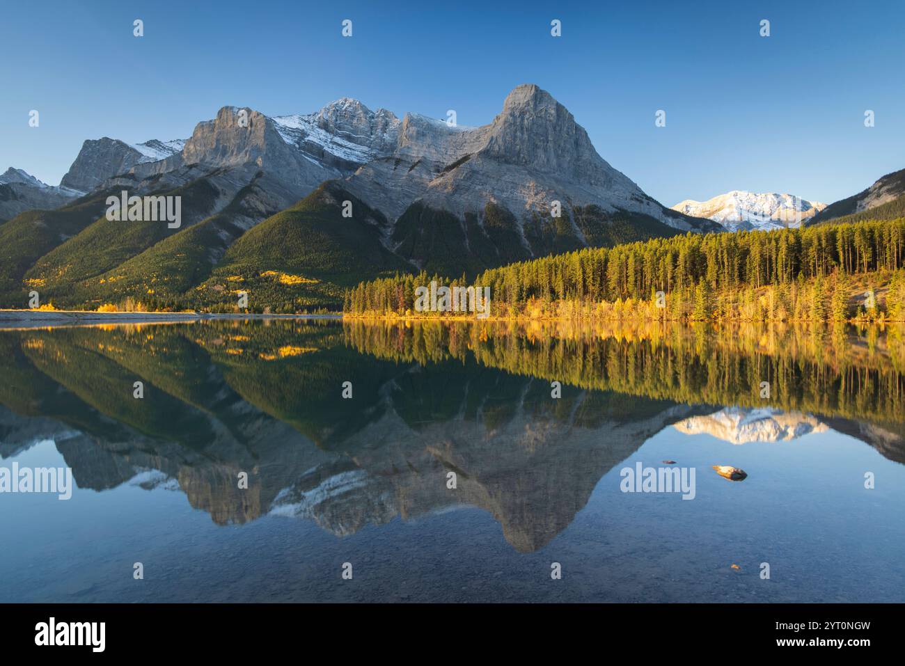 Rocheuses canadiennes vista de montagnes reflétées dans un lac encore miroir, Canmore, Alberta, Canada. Automne (octobre) 2024. Banque D'Images