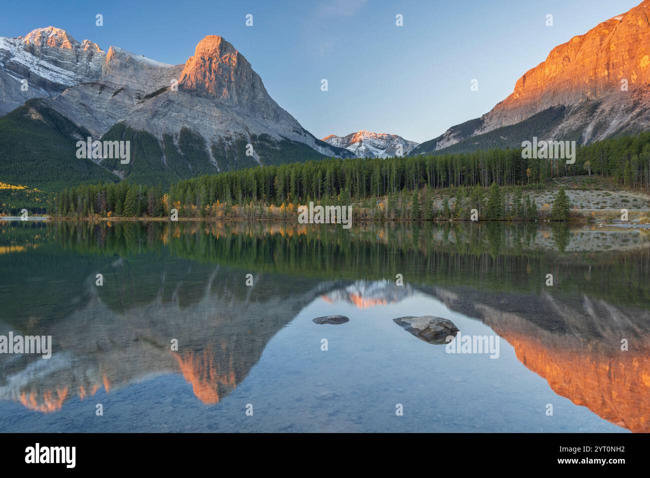 Tôt le matin, la lumière du soleil illumine les montagnes au-dessus du réservoir Rundle Forebay dans les Rocheuses canadiennes, Alberta, Canada. Automne (octobre) 2024. Banque D'Images