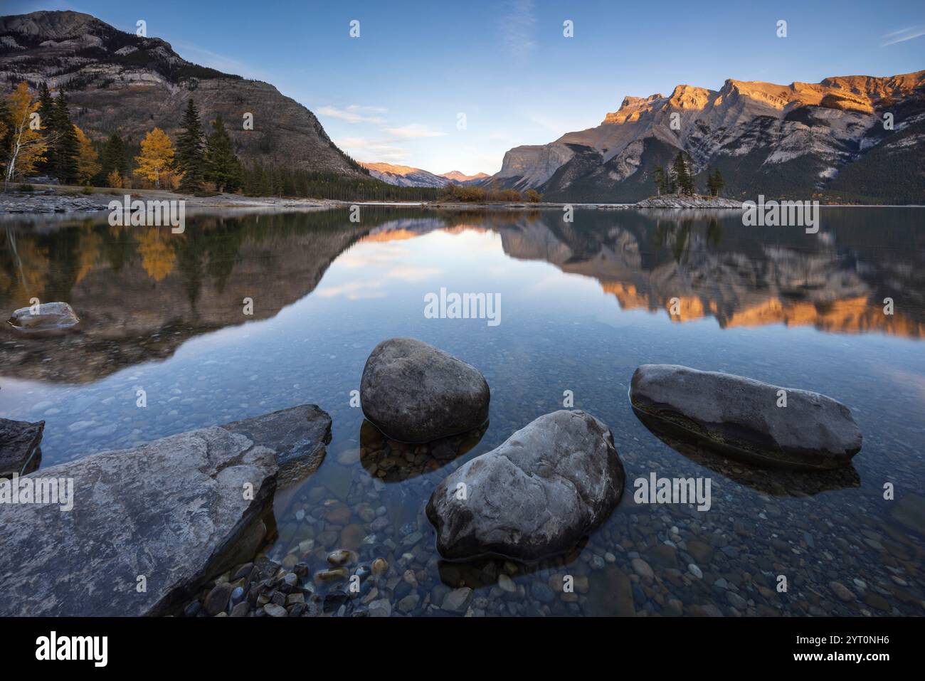 Réflexions sur la rive du lac Minnewanka dans les Rocheuses canadiennes, parc national Banff, Alberta, Canada. Automne (octobre) 2024. Banque D'Images