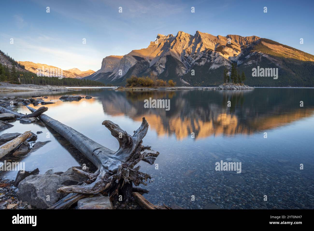 Le mont Inglismaldie se reflète dans les eaux calmes du lac Minnewanka dans le parc national Banff, Alberta, Canada. Automne (octobre) 2024. Banque D'Images