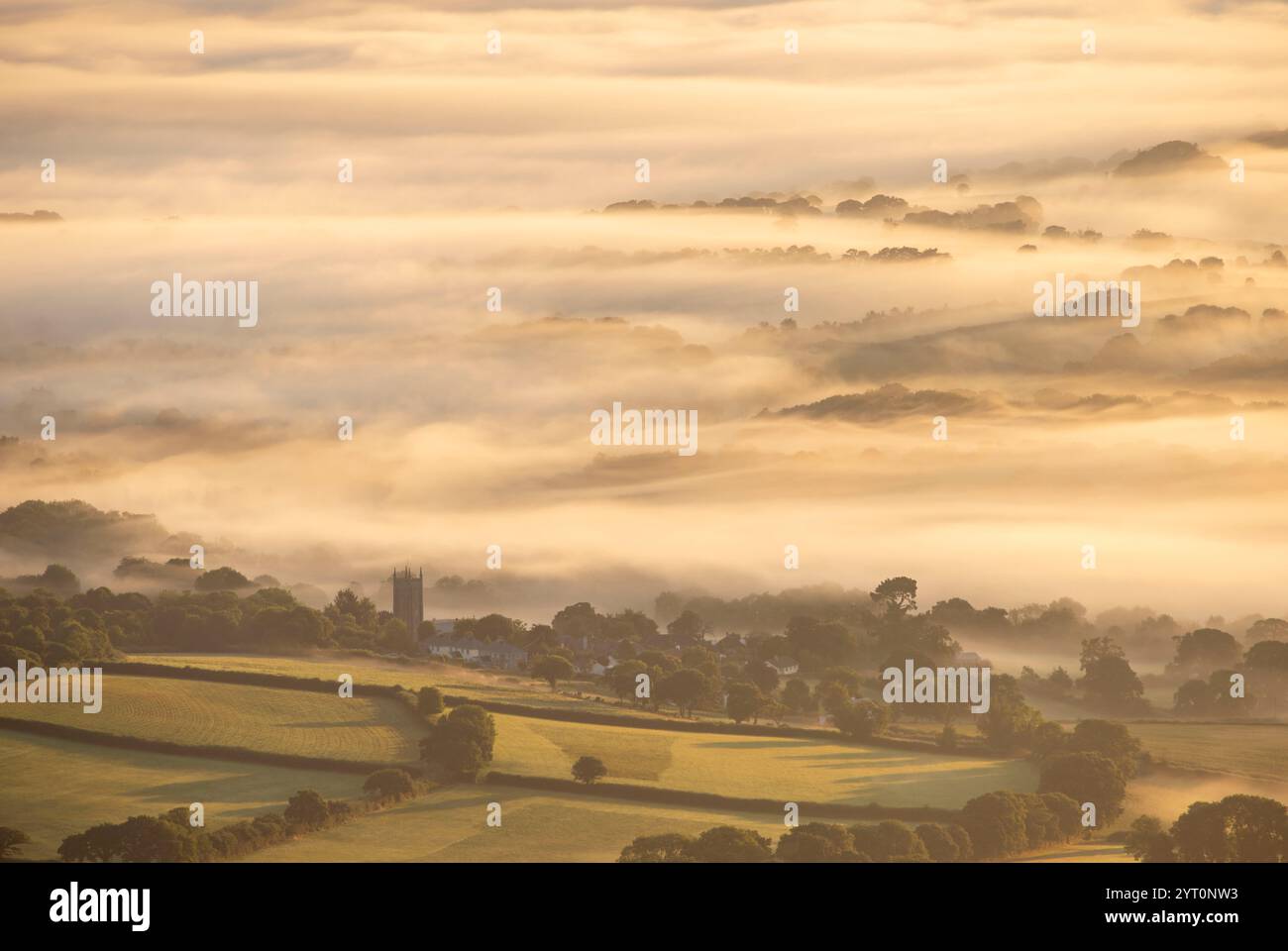 Le village et l'église de South Tawton par un matin d'été brumeux, parc national de Dartmoor, Devon, Angleterre. Été (août) 2024. Banque D'Images