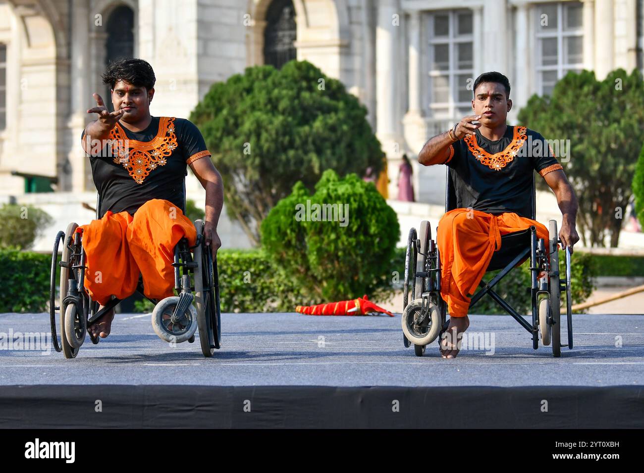 Kolkata, Inde. 05th Dec, 2024. Un groupe spécialement adapté, 'Nava Uttan Group', effectue un spectacle spécial de danse en fauteuil roulant nommé ''Dance on Wheels'' lors de l'édition UTSAV III du FESTIVAL D'ART ami au Victoria Memorial Hall à Kolkata, Inde, le 5 décembre 2024, en collaboration avec Kolkata Centre for Creativity. (Photo de Dipayan Bose/NurPhoto) crédit : NurPhoto SRL/Alamy Live News Banque D'Images