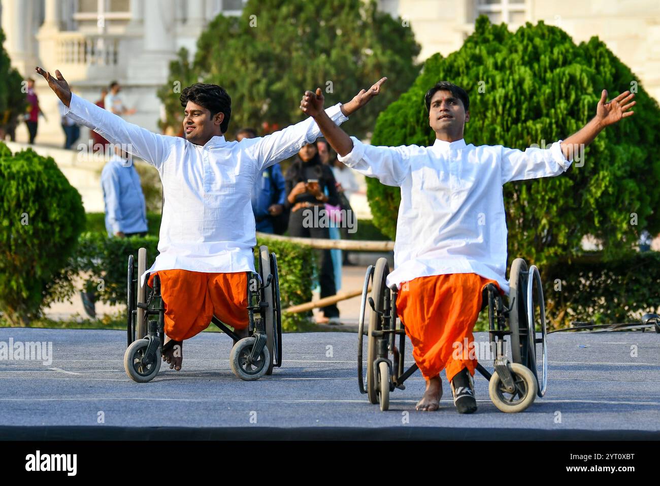 Kolkata, Inde. 05th Dec, 2024. Un groupe spécialement adapté, 'Nava Uttan Group', effectue un spectacle spécial de danse en fauteuil roulant nommé ''Dance on Wheels'' lors de l'édition UTSAV III du FESTIVAL D'ART ami au Victoria Memorial Hall à Kolkata, Inde, le 5 décembre 2024, en collaboration avec Kolkata Centre for Creativity. (Photo de Dipayan Bose/NurPhoto) crédit : NurPhoto SRL/Alamy Live News Banque D'Images