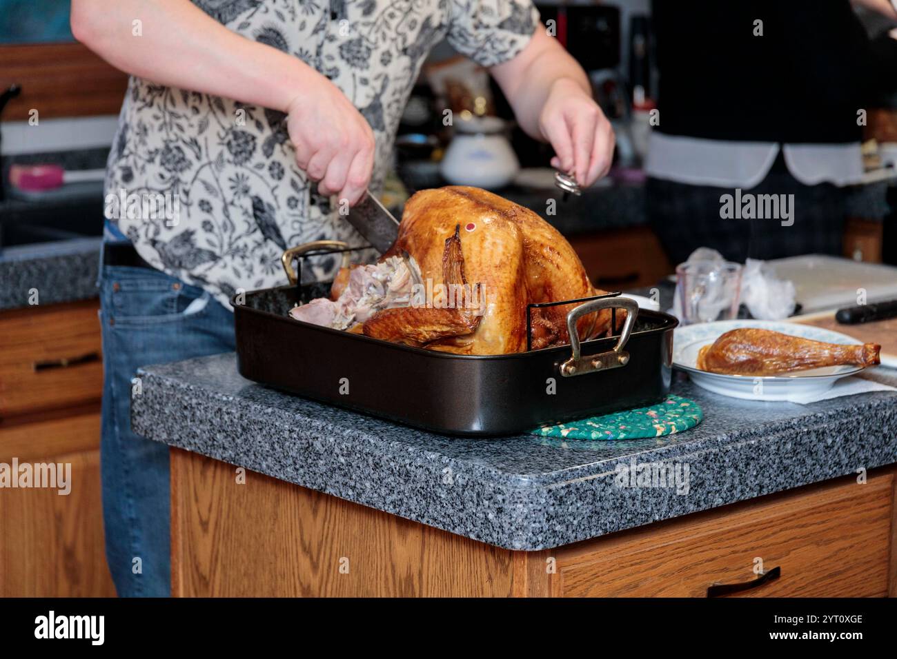 Une casserole de dinde coupée et préparée pour le dîner de Thanksgiving Banque D'Images