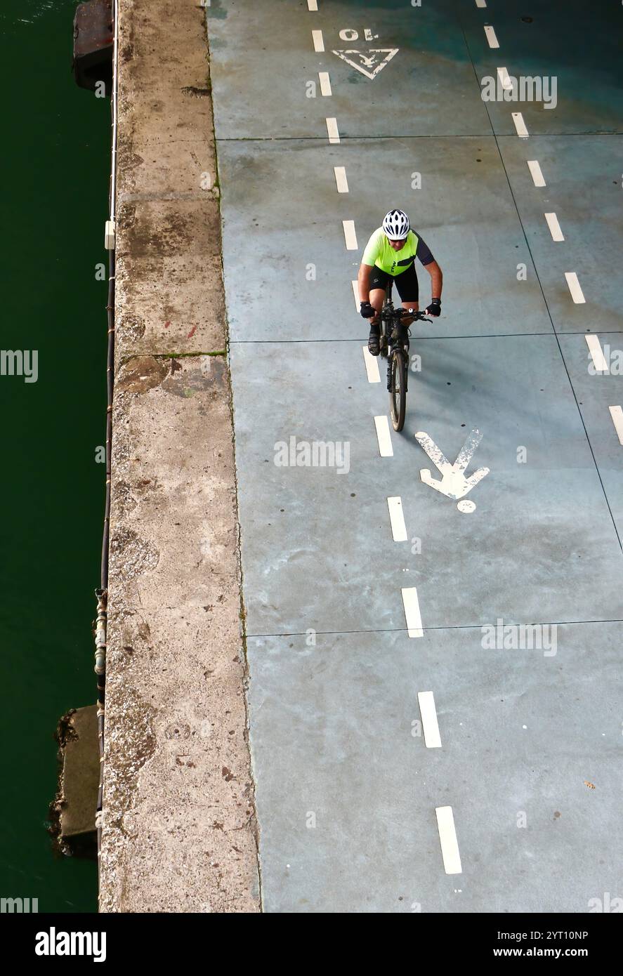 Cycliste longeant le Paseo Maritimo Santander Cantabrie Espagne à l'ombre du centre artistique Centro Botin Banque D'Images
