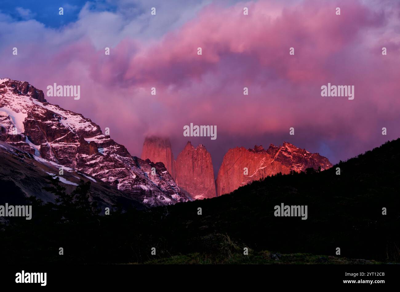 Première lumière de l'aube sur les tours centrales de granit de la Torres del Paine dans les Andes Patagoniennes du sud du Chili Banque D'Images