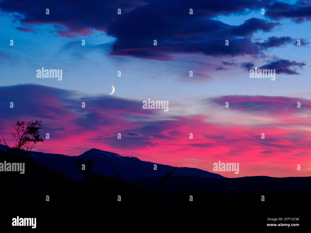 Aube avec nouvelle lune à Torres del Paine dans les Andes Patagoniennes du sud du Chili Banque D'Images