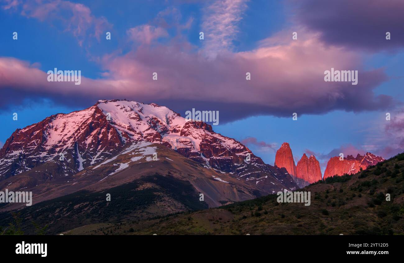 Première lumière de l'aube sur les tours centrales de granit de la Torres del Paine dans les Andes Patagoniennes du sud du Chili Banque D'Images