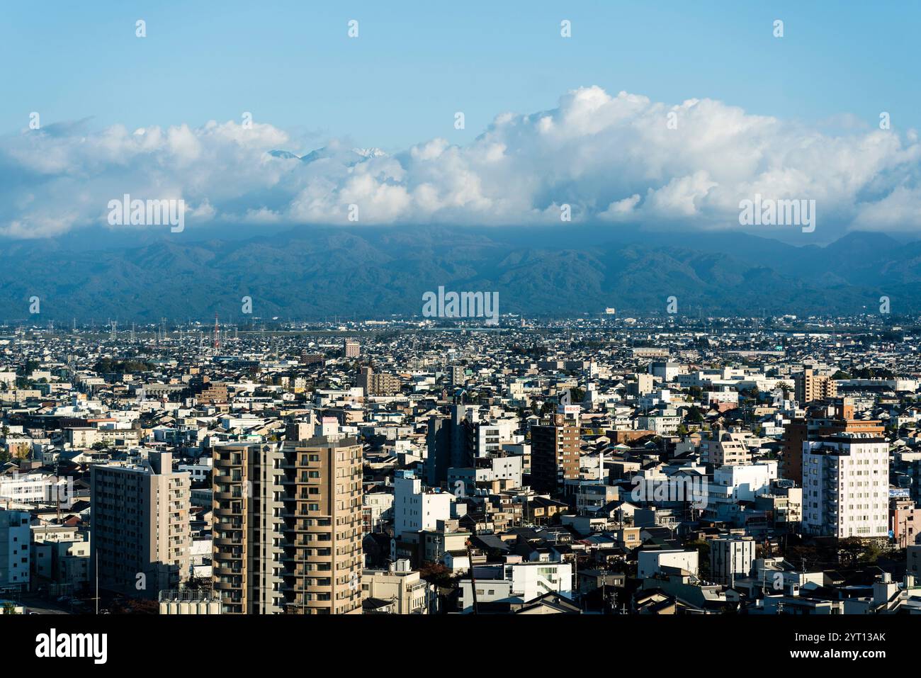 Paysage urbain de Toyama avec montagnes de Tateyama (Préfecture de Toyama/Japon) Banque D'Images