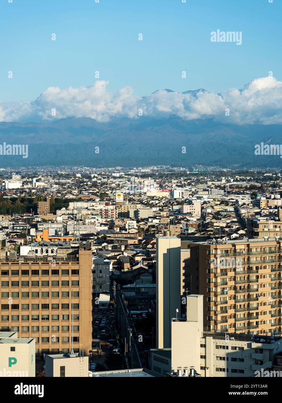 Paysage urbain de Toyama avec montagnes de Tateyama (Préfecture de Toyama/Japon) Banque D'Images