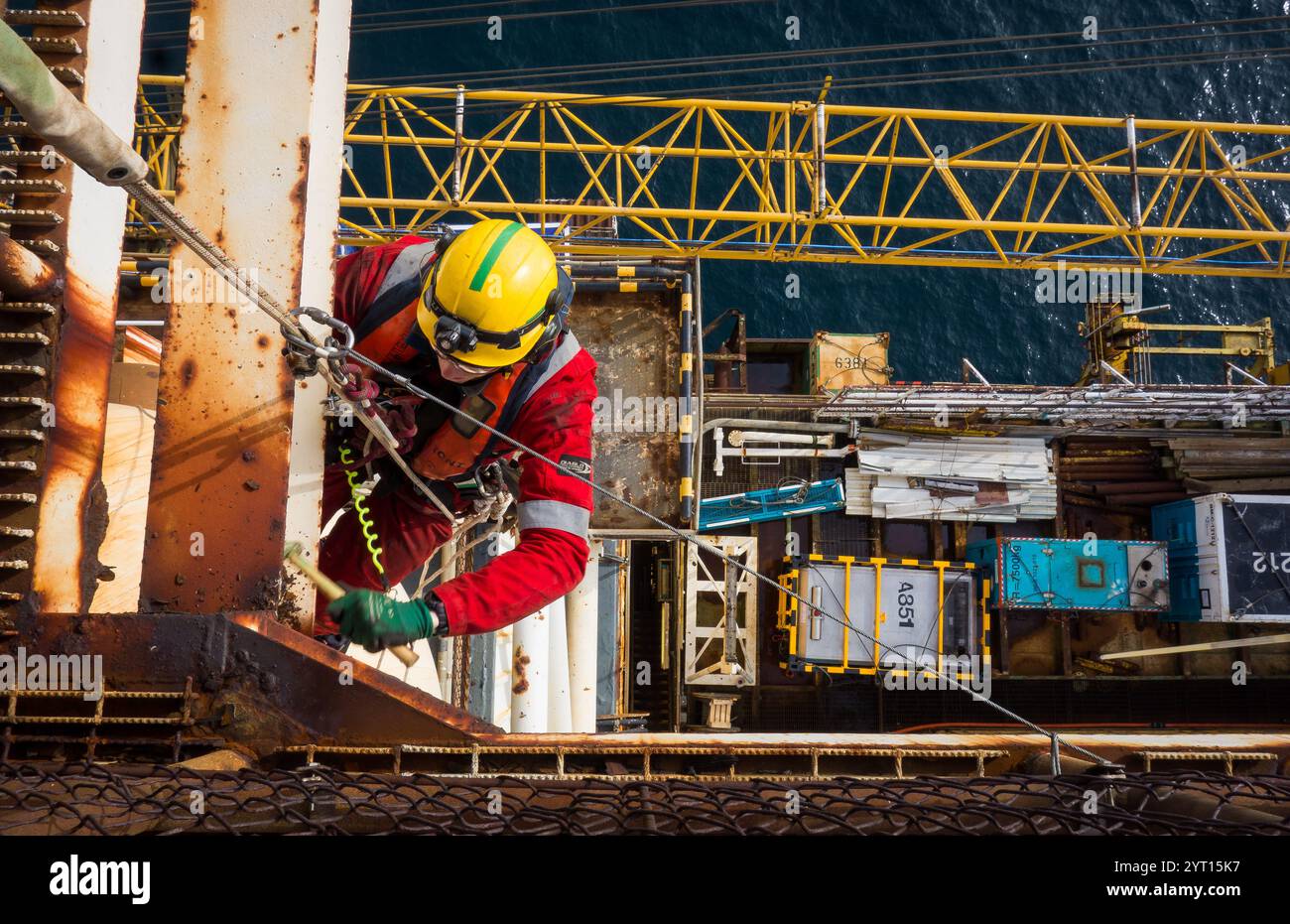 Inspecteur NDT sur plate-forme pétrolière Banque D'Images