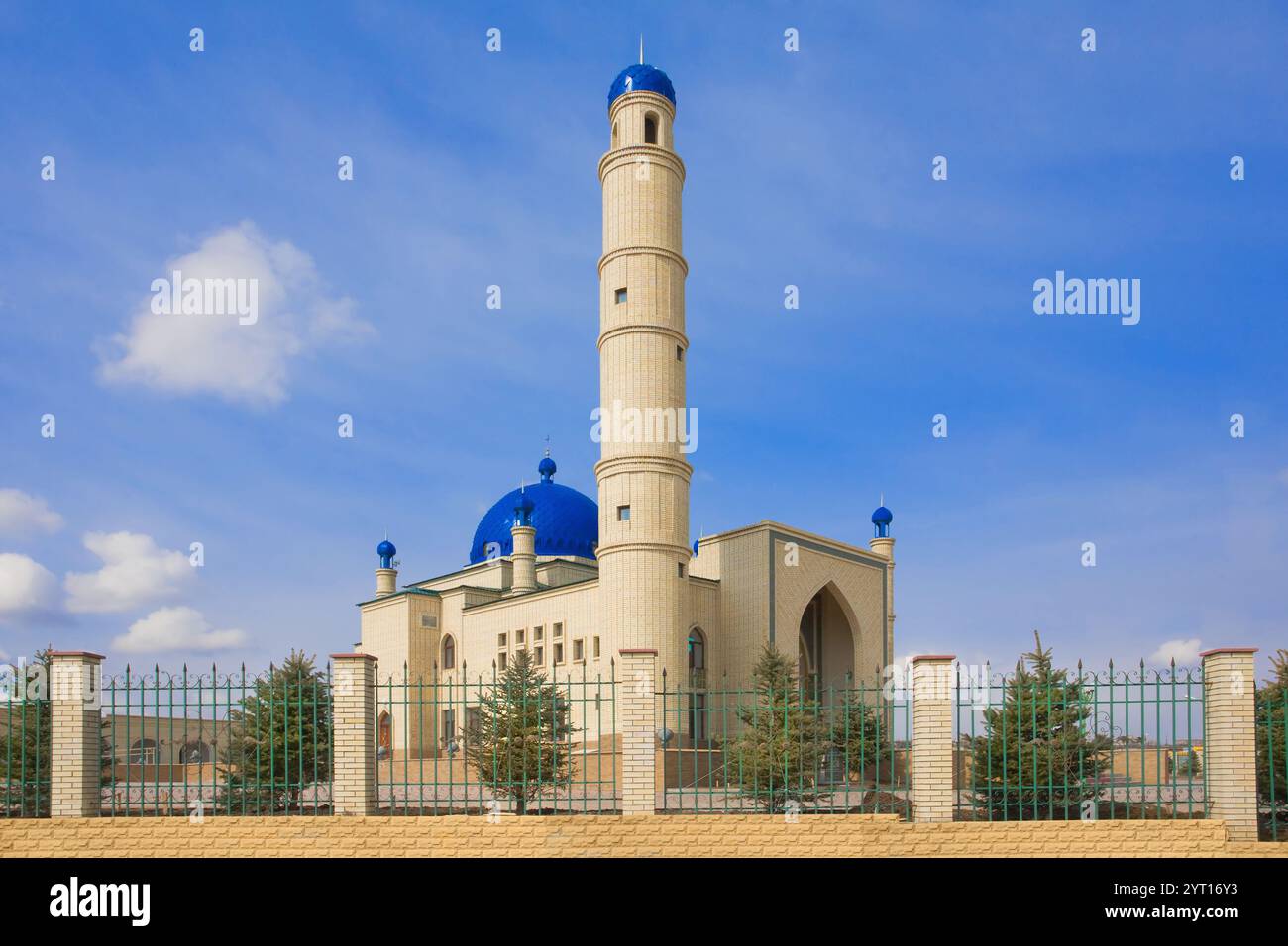 Belle mosquée musulmane dans le ciel bleu et l'herbe Banque D'Images