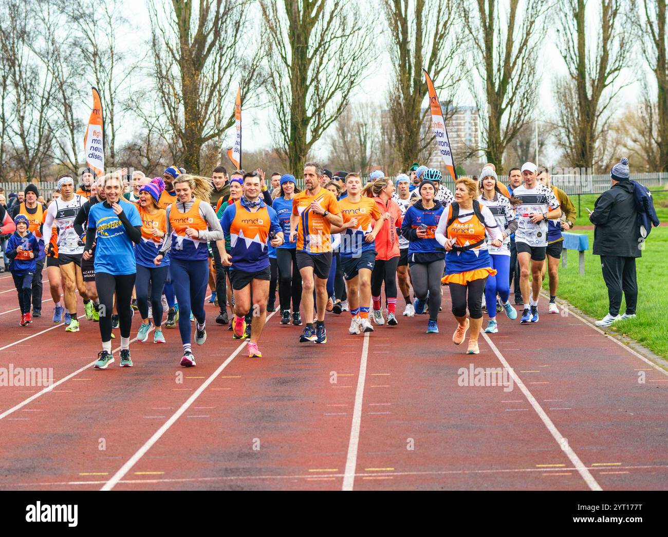 Jeudi 5 décembre 2024 Beverley, East Yorkshire, Royaume-Uni. Kevin Sinfield poursuit son défi de collecte de fonds d’une semaine pour l’association caritative MND, en partant de l’hippodrome de Beverley à 07 h 00 et en terminant au stade d’athlétisme Costello, à Hull, à 14 h 30. Chaque jour se décompose en blocs de 7 km, le numéro 7 en reconnaissance de son ami et ancien coéquipier Rob Burrow, qui l'a porté au cours de sa brillante carrière à Leeds Rhinos. L’équipe visera à compléter chaque 7km en une heure. PHOTO : le « mile supplémentaire » avec les supporters. Kevin : avant gauche (en blanc). Bridget Catterall AlamyLiveNews Banque D'Images