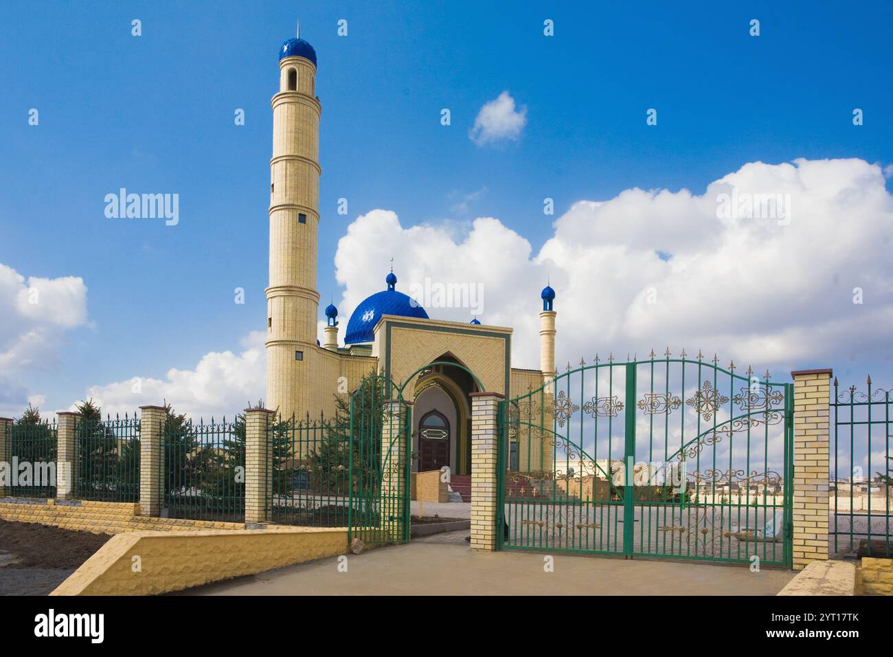 Belle mosquée musulmane dans le ciel bleu et l'herbe Banque D'Images