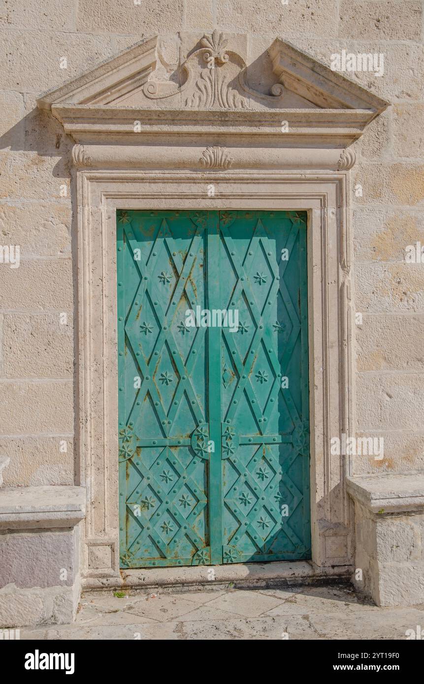 Porte cloutée verte et entrée de l'église de l'île appelée notre-Dame des rochers, baie de Kotor, Monténégro, Europe. Banque D'Images