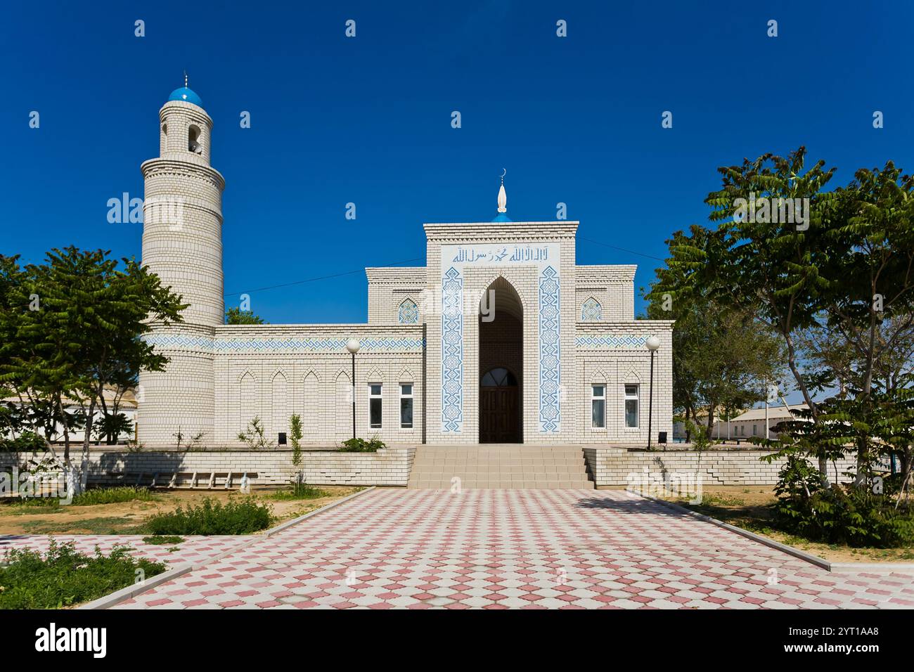 Belle mosquée musulmane dans le ciel bleu et l'herbe Banque D'Images