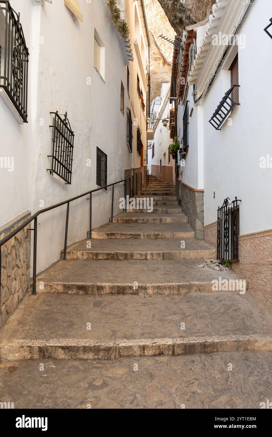 Rue typique à Setenil de las Bodegas, Cadix, Andalousie, Espagne. Banque D'Images
