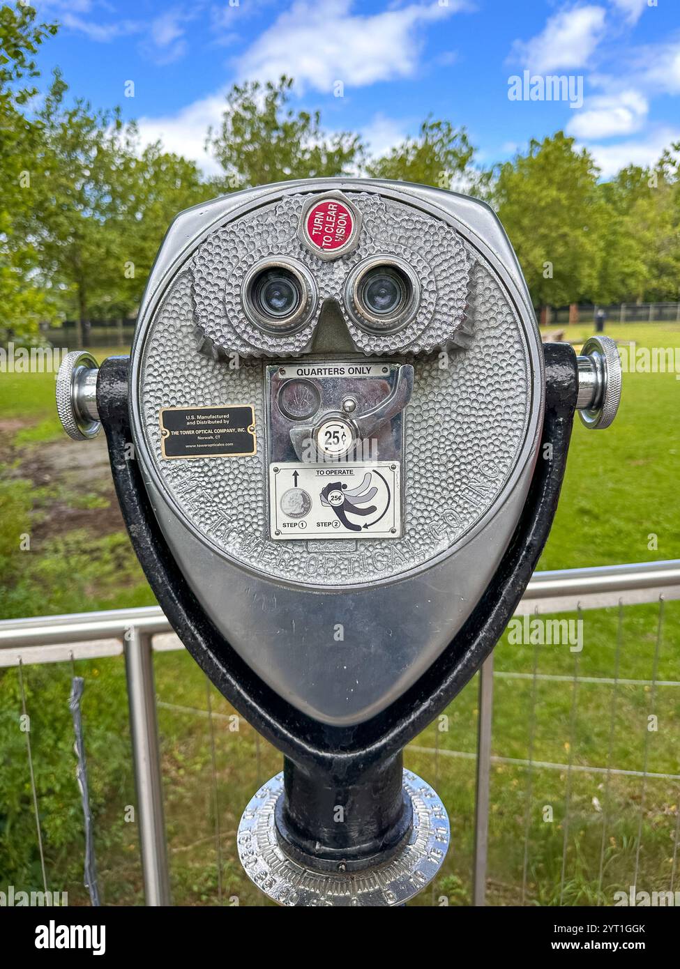 Un viseur touristique au zoo pour observer les animaux, New Jersey, USA, 13 juillet 2025 Banque D'Images