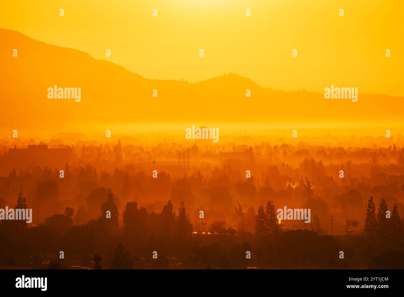 Lever de soleil brumeux dans les quartiers Northridge et San Fernando Valley de Los Angeles en Californie. Banque D'Images