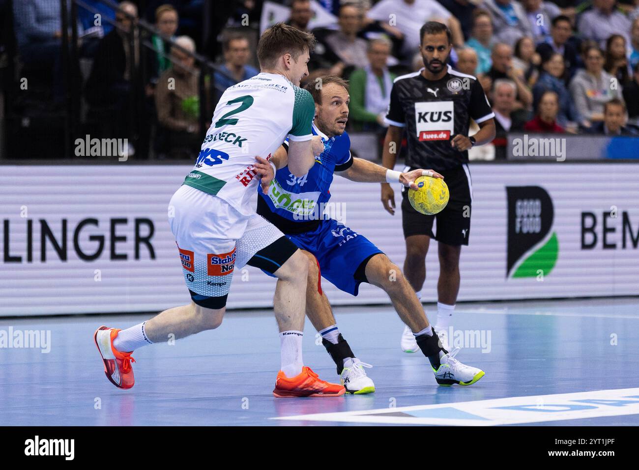 Kai HAEFNER (TVB Stuttgart, #34) im Zweikampf gegen Oskar NEUDECK (FRISCH AUF! Goeppingen, #02) TVB Stuttgart (TVB) v. FRISCH AUF! Goeppingen (FAG), Handball, Maenner, Daikin 1. Handball Bundesliga (HBL), 14. Spieltag, Spielzeit 2024/2025, 05.12.2024 Foto : Eibner-Pressefoto/Oliver Schmidt Banque D'Images