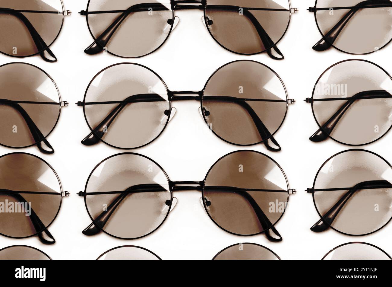 Couleur de l'année 2025. Mousse moka . lunettes élégantes isolées sur fond blanc. Banque D'Images