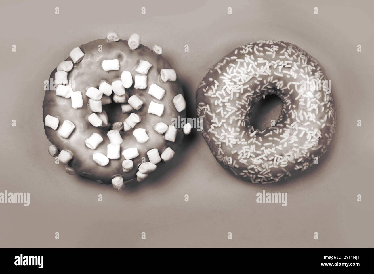 Couleur de l'année 2025. Mousse moka. Deux beignets avec glaçage sur fond lumineux. Beignets sucrés. Banque D'Images