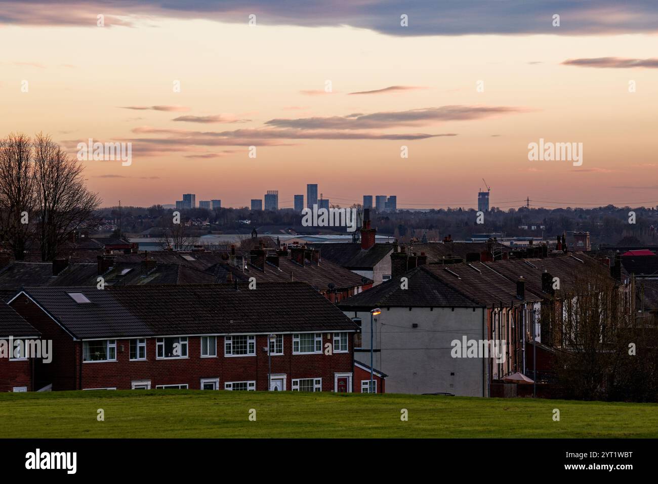 Coucher de soleil sur la ligne d'horizon lointaine de Manchester depuis Clarence Park, Bury, Angleterre. Banque D'Images