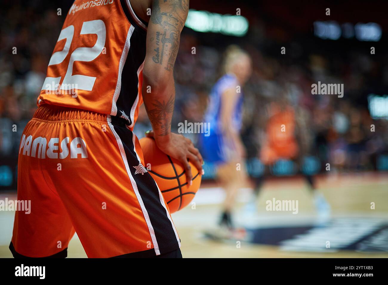 Détail tatouage de Yvonne Turner de Valencia basket vu en action lors de la Liga Femenina Endesa saison régulière Round 10 entre Valencia basket et Perfumerias Avenida à Pabellon Fuente de San Luis. (Photo de Vicente Vidal Fernandez/Sipa USA) crédit : Sipa USA/Alamy Live News Banque D'Images