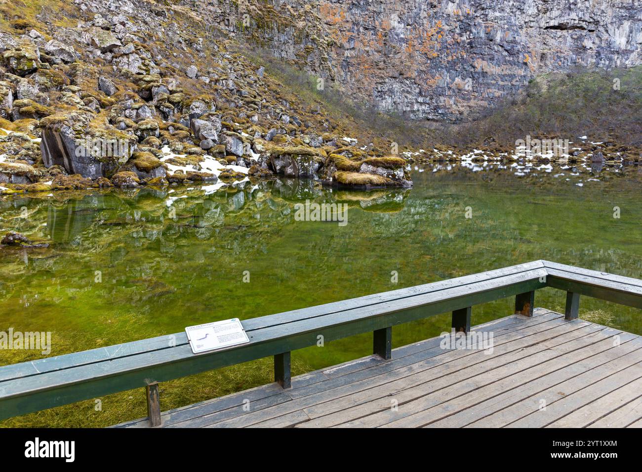 Asbyrgi, Islande, 20.05.22. Canyon Asbyrgi en Islande avec plate-forme d'observation en bois au lac vert Botnstjorn, formations rocheuses volcaniques. Banque D'Images