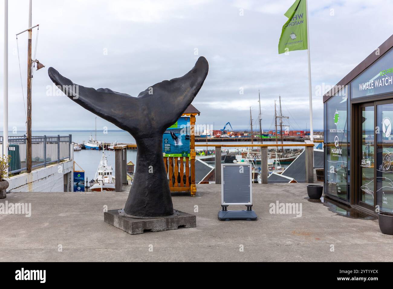 Husavik, Islande, 21.05.22. Centre d'observation des baleines à Husavik avec statue de queue de baleine et port de Husavik en arrière-plan. Banque D'Images