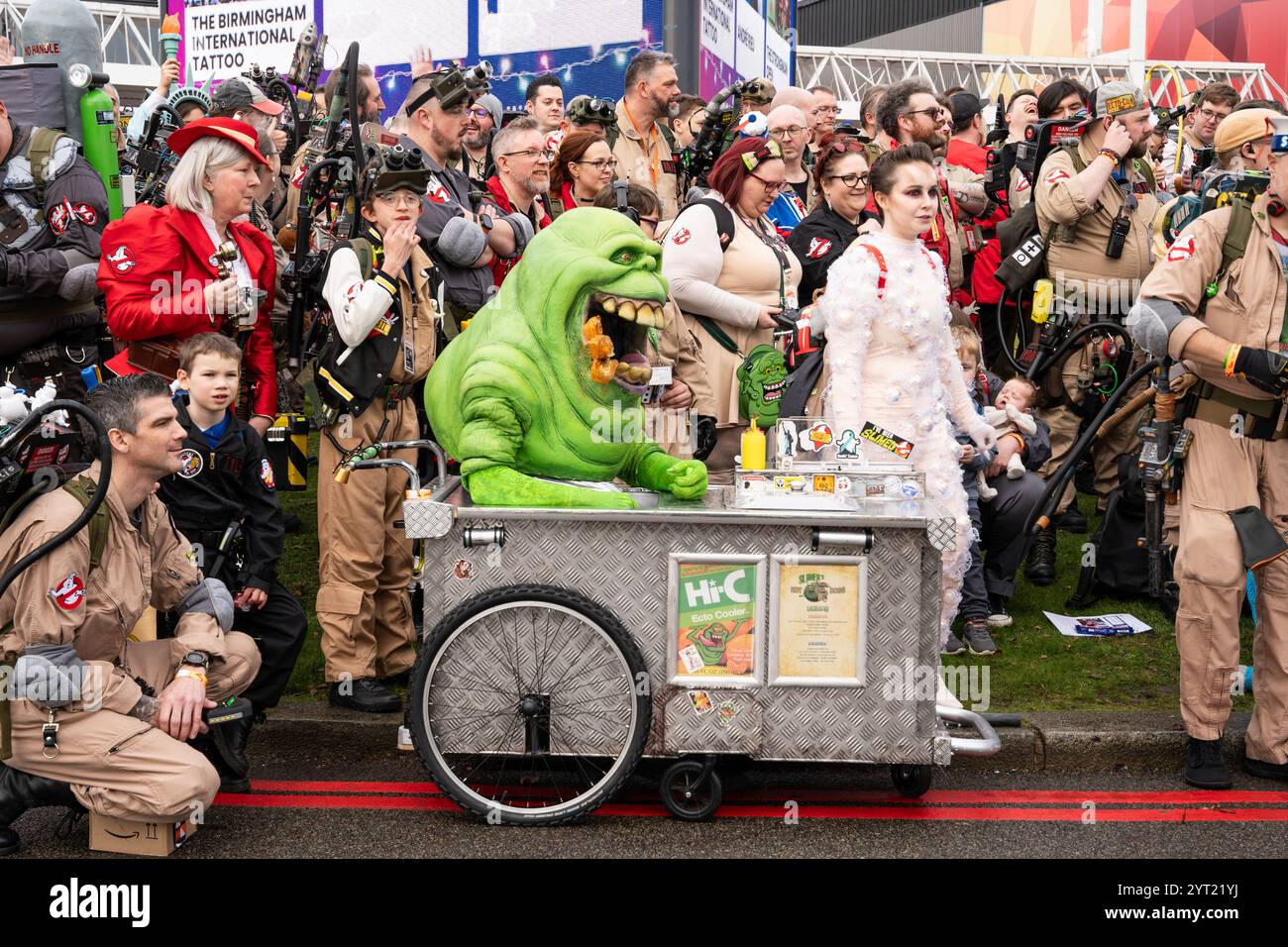 BIRMINGHAM, ROYAUME-UNI - 30 NOVEMBRE 2024. Un grand groupe de cosplayers habillés en fantômes lors d'un événement de comic con au Royaume-Uni Banque D'Images