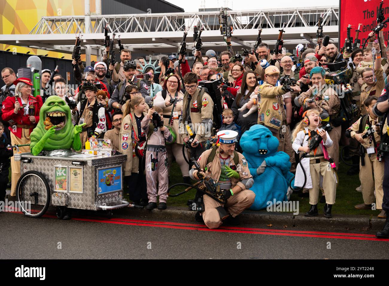 BIRMINGHAM, ROYAUME-UNI - 30 NOVEMBRE 2024. Un grand groupe de cosplayers habillés en fantômes lors d'un événement de comic con au Royaume-Uni Banque D'Images